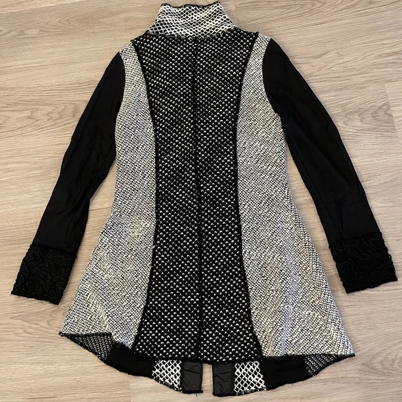 DOLCEZZA Black & White Knit Long Tunic Cardigan with awesome Ruffled Collar! - Picture 7 of 12